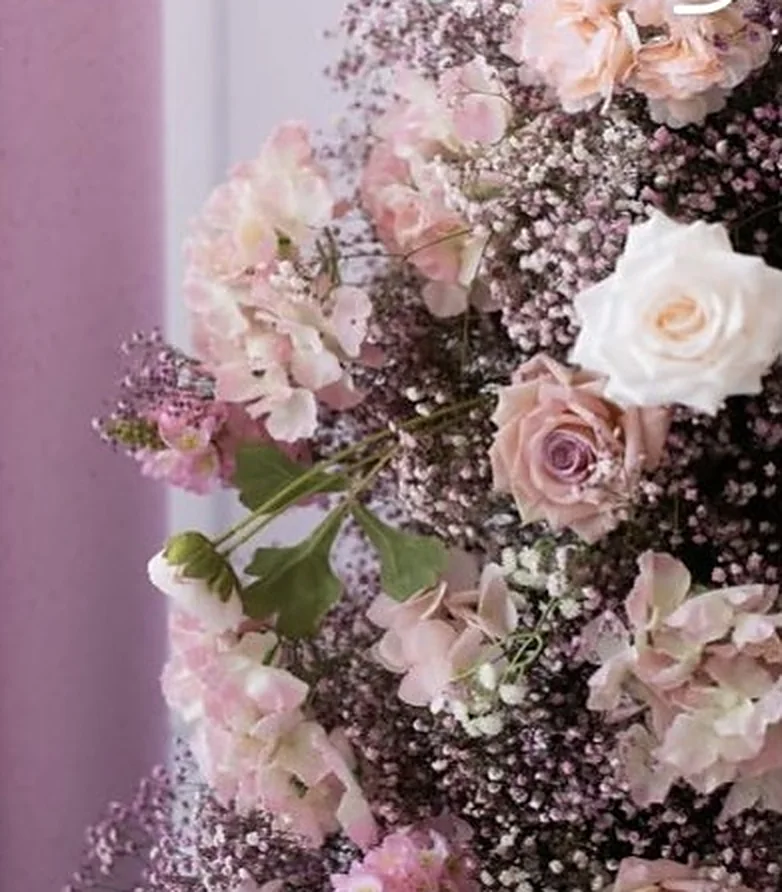 Blumensäule aus Rosen, Hortensien und Schleierkraut