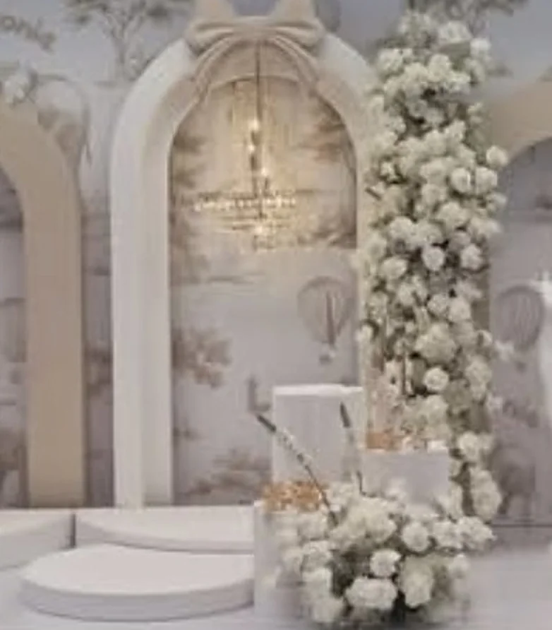 Bogen mit Toile-de-Jouy-Muster, Kronleuchter und weißen Rosen