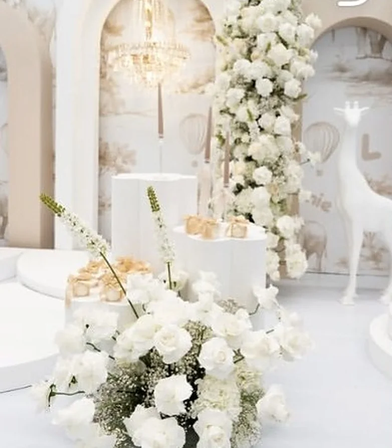 Weiße Rosen-Kaskade an Toile-Bögen mit Giraffenskulptur