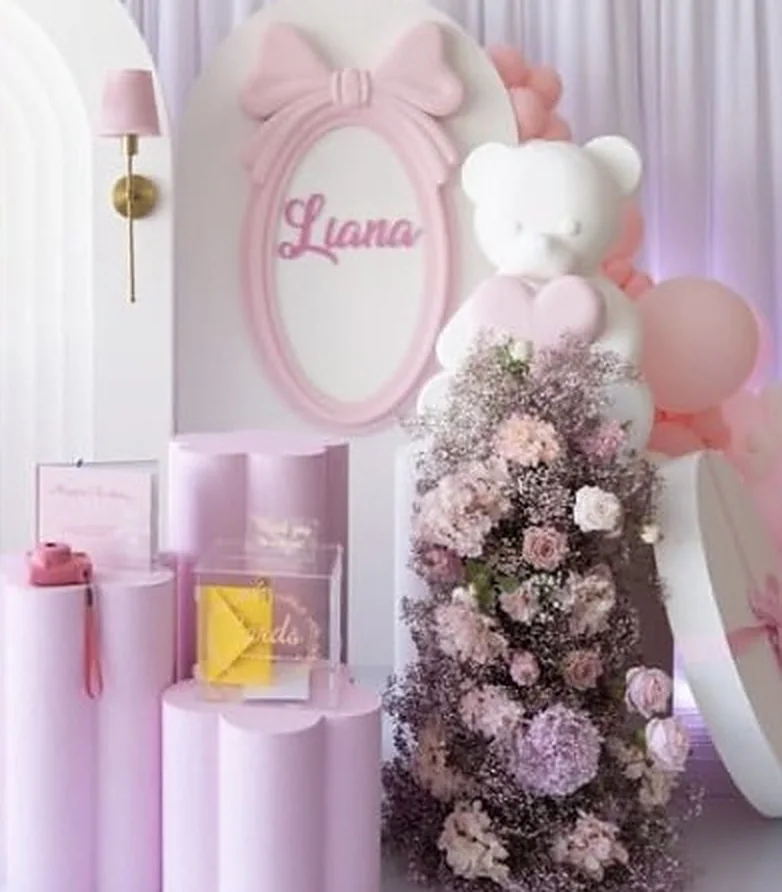 Ovaler rosa Rahmen mit Schriftzug Liana, Teddybär und Blumensäule