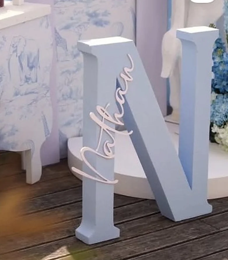 Hellblauer Buchstabe N mit Schriftzug Nathan