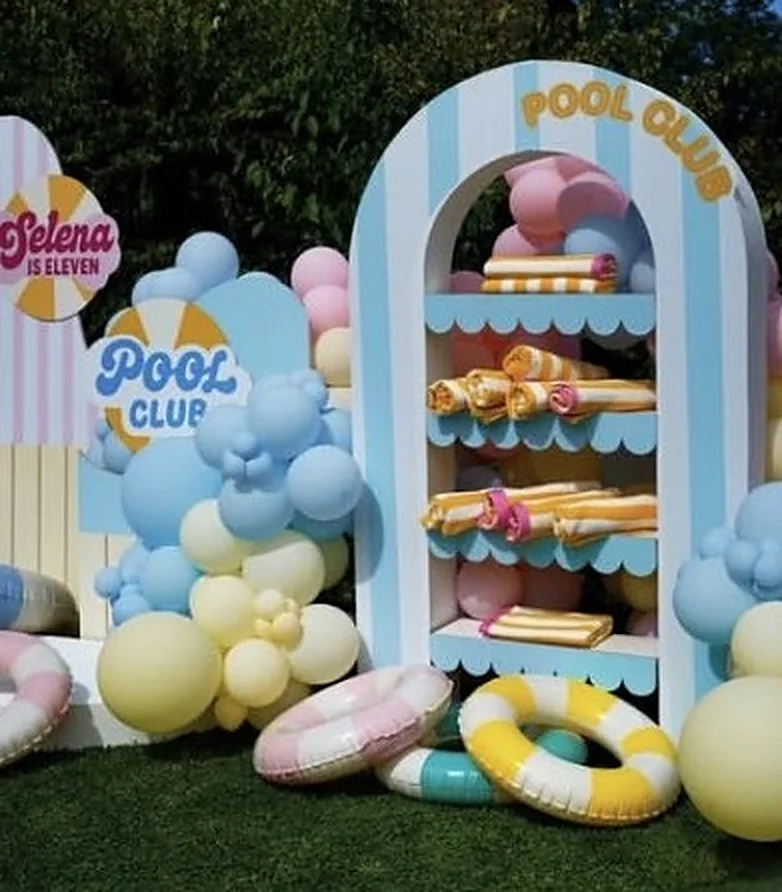 Pool-Club-Backdrop mit gestreiftem Bogen, Handtüchern und Pastell-Ballons