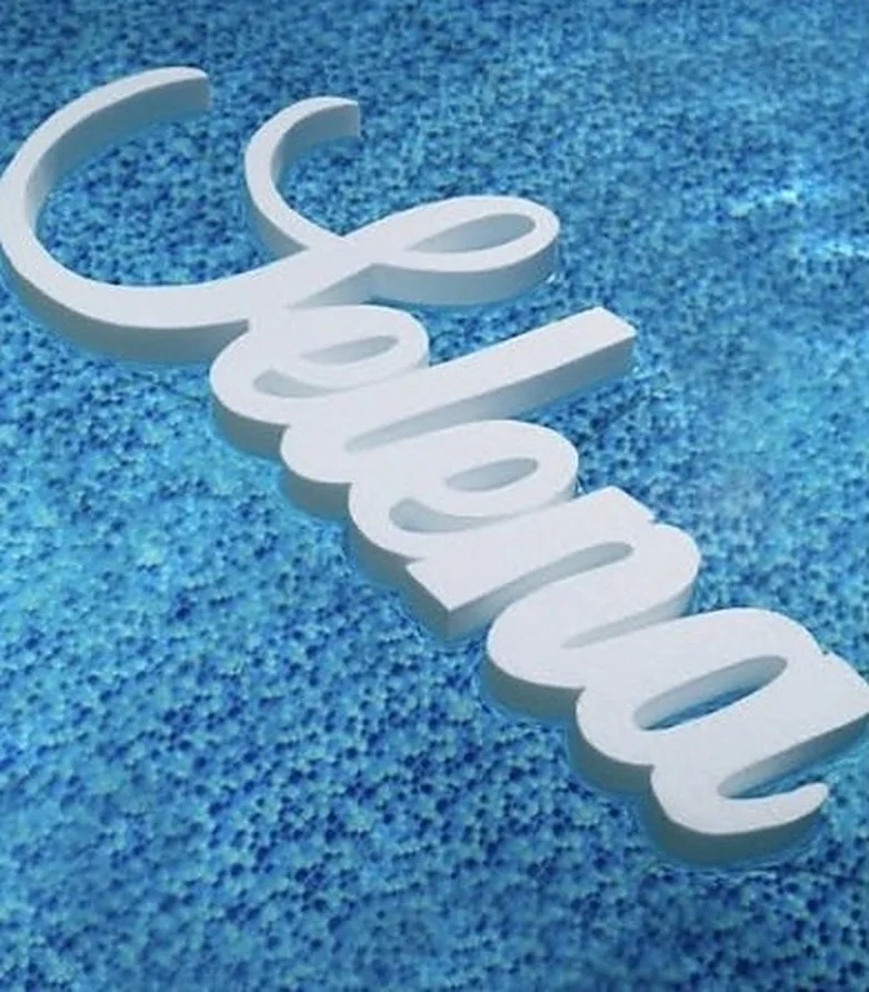 Schwimmender Schriftzug Selena im Pool