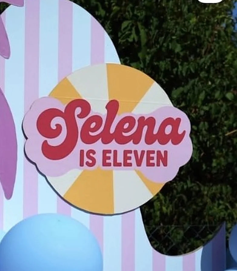 Schild Selena is Eleven im Sonnenschirm-Design