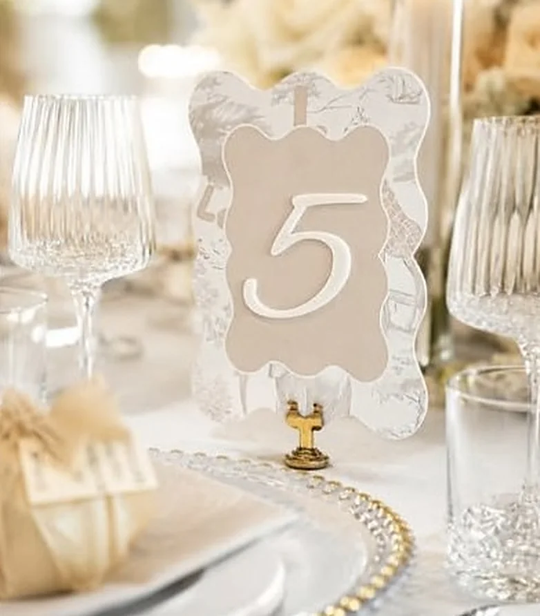 Tafel mit Kristallgläsern und gerahmter Tischnummer 5