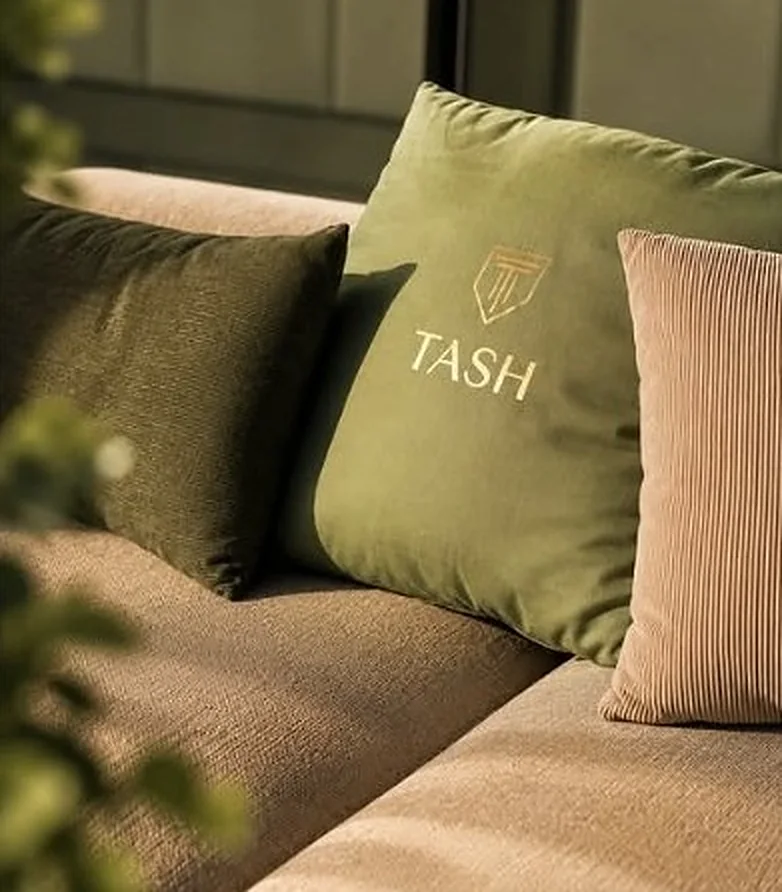 Lounge mit besticktem TASH-Kissen in Olivgrün